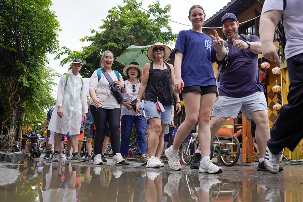 Khách quốc tế tham quan phố cổ Hội An tháng 11/2025. Ảnh: Nguyễn Đông