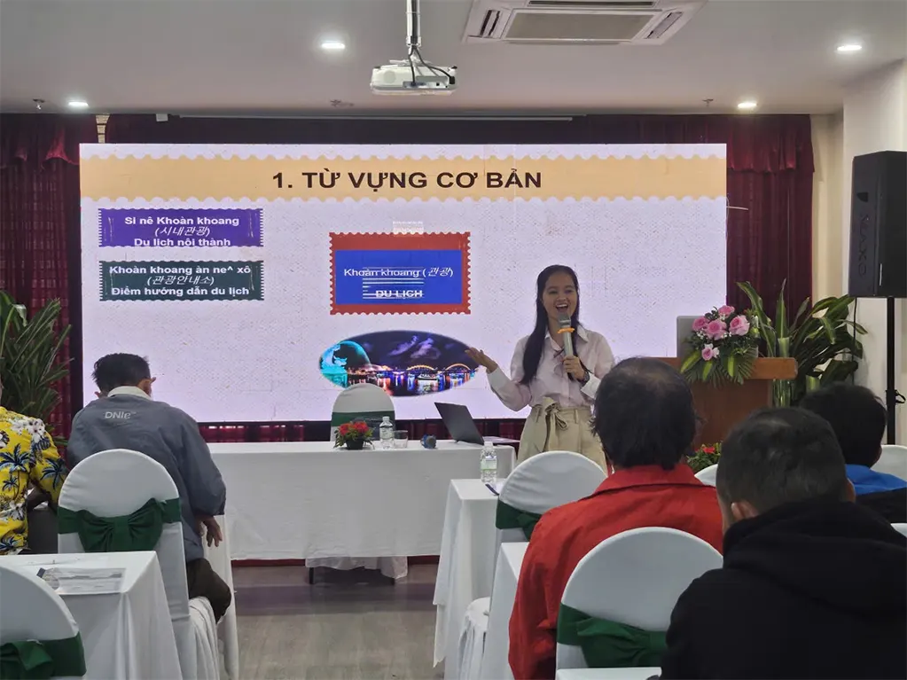 Lớp dạy tiếng Hàn cho tài xế xích lô ở Đà Nẵng. Ảnh: Trung tâm Xúc tiến Du lịch TP Đà Nẵng