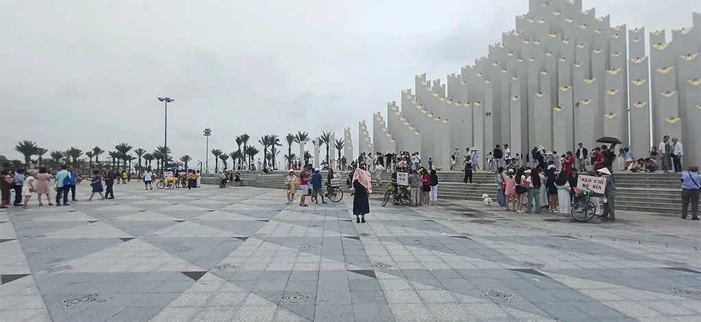 Người bán hàng rong dày đặc ngay tháp Tam Thắng ở Bãi Sau