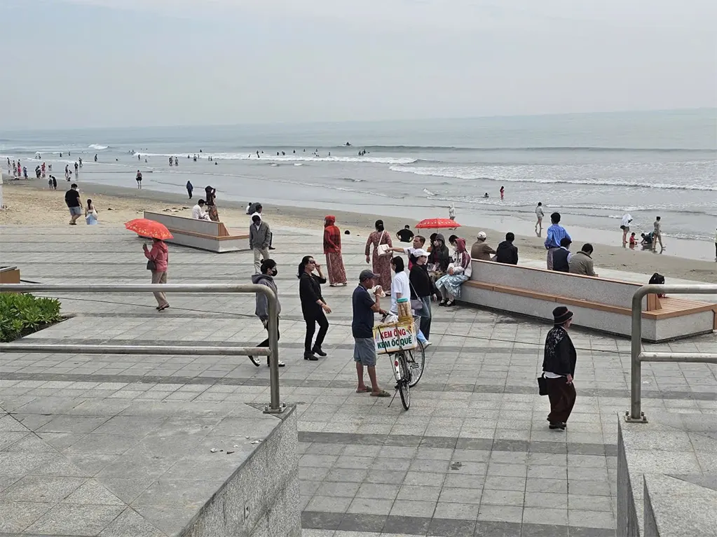 Người đàn ông dừng xe đạp ngay lối đi để bán kem