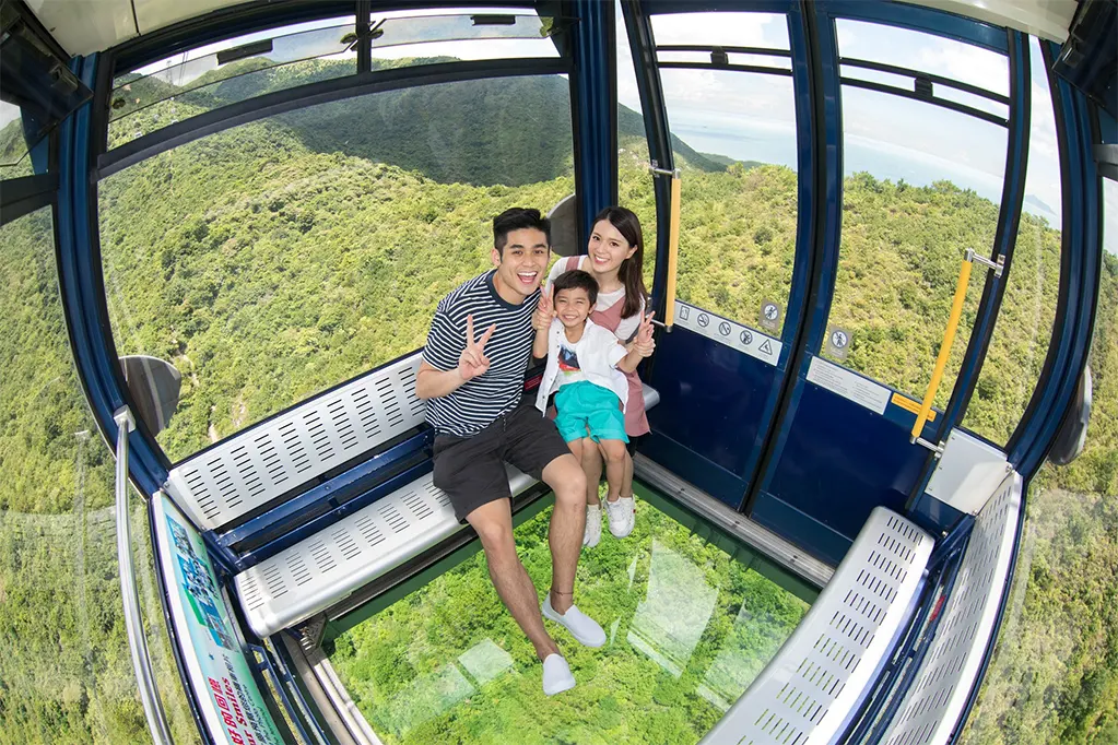 Cabin 360 độ cho phép bạn ngắm trọn khung cảnh qua lớp kính trong suốt từ sàn đến trần - Ảnh: HKTB