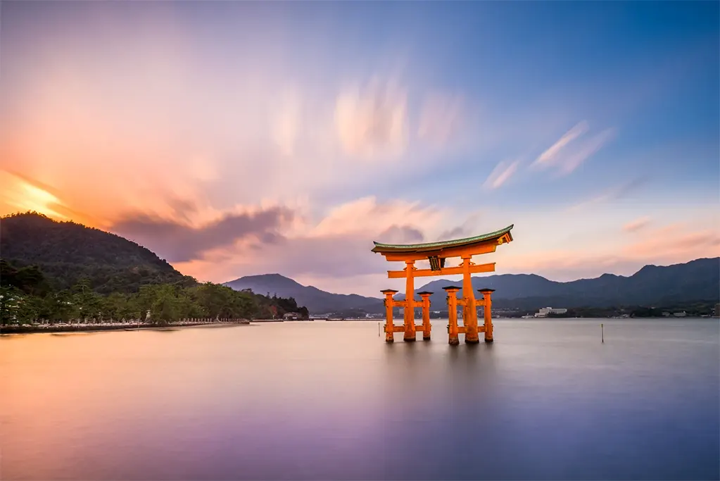 Cổng Tori nổi của đền Itsukushima ngoài khơi đảo Miyajima.