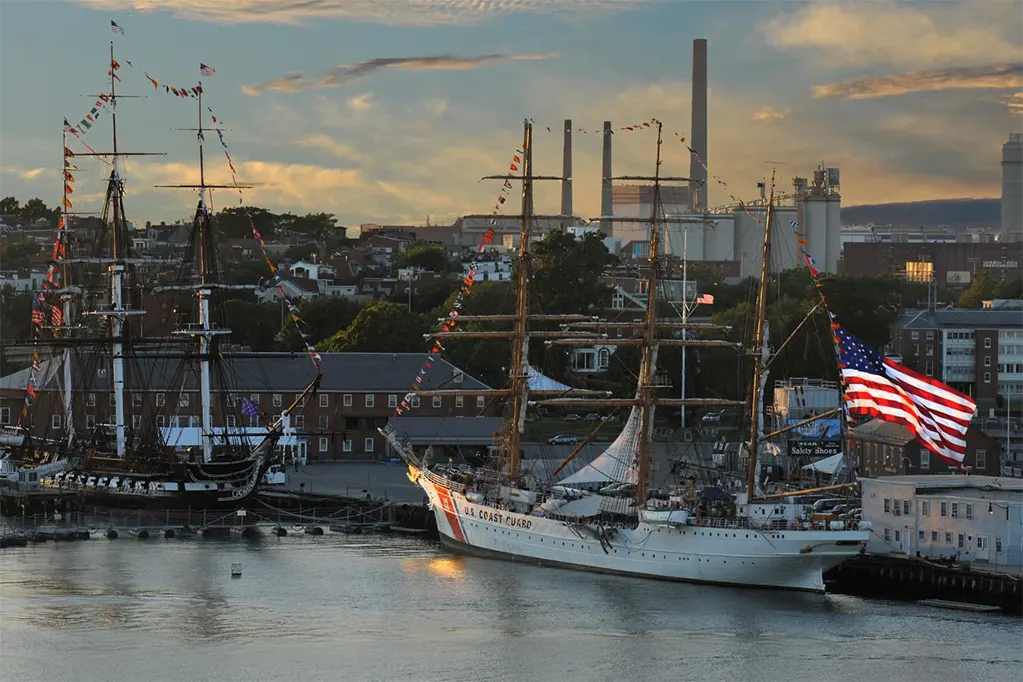 Hình ảnh cho thấy tàu tuần tra bờ biển Eagle đang neo đậu phía sau tàu USS Constitution.