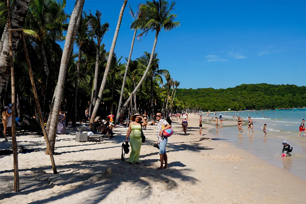 Khách nước ngoài nghỉ dưỡng ở Bãi Khem, đặc khu Phú Quốc, tháng 12. Ảnh: Thành Nguyễn