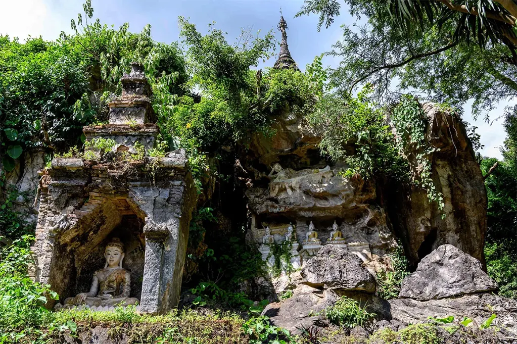 Một miếu thờ Phật giáo nằm cạnh lối vào quần thể hang động Chiang Dao, trải dài hơn 10km và bao gồm các miếu thờ, tượng và hình ảnh Phật.