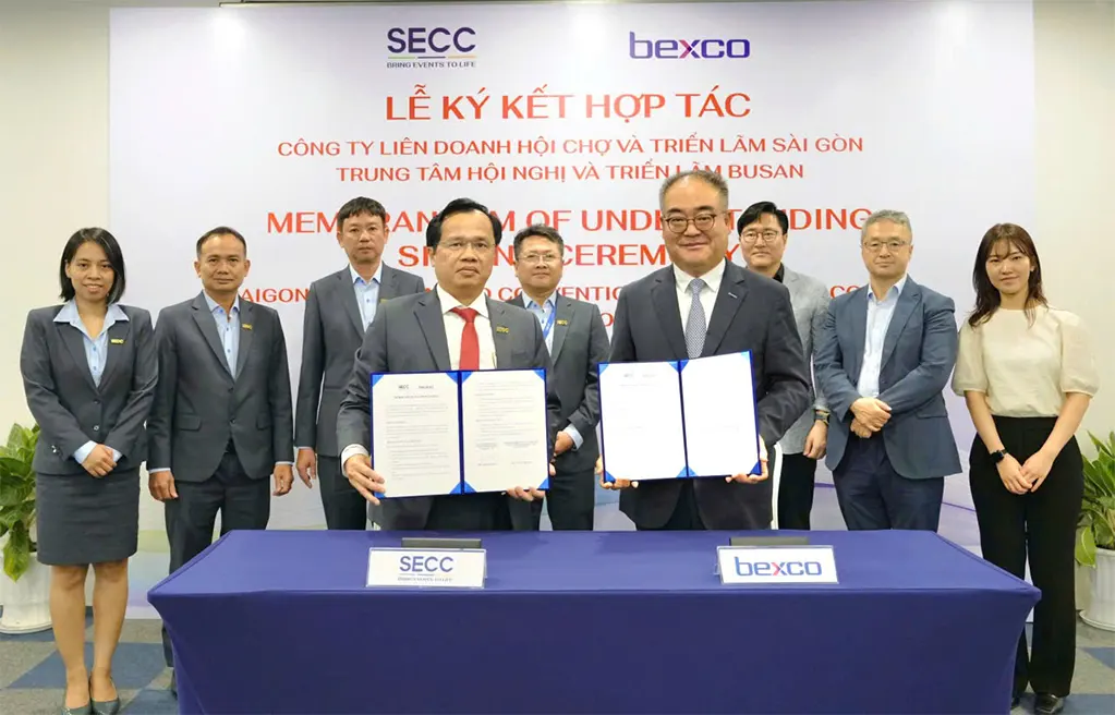 Ông Nguyễn Tiến Đạt (bìa trái) - Tổng Giám đốc SECC và ông Soodeuk Sohn - Chủ tịch kiêm Tổng Giám đốc của BEXCO (Hàn Quốc) ký kết hợp tác. - Ảnh: SECC