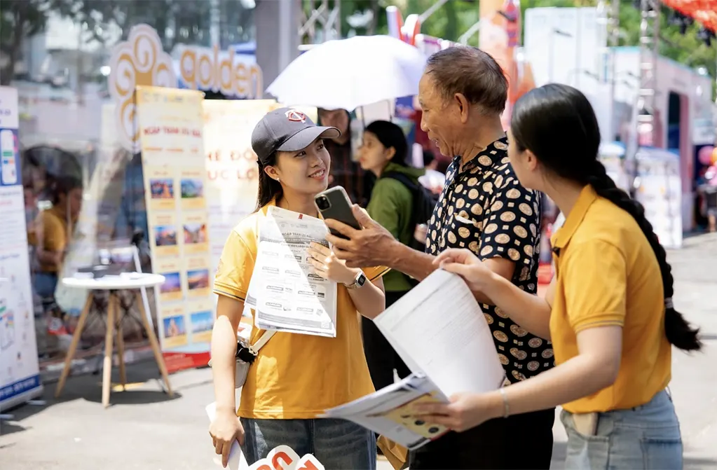 Người dân, du khách mua tour tại Ngày hội Du lịch TP.HCM năm ngoái