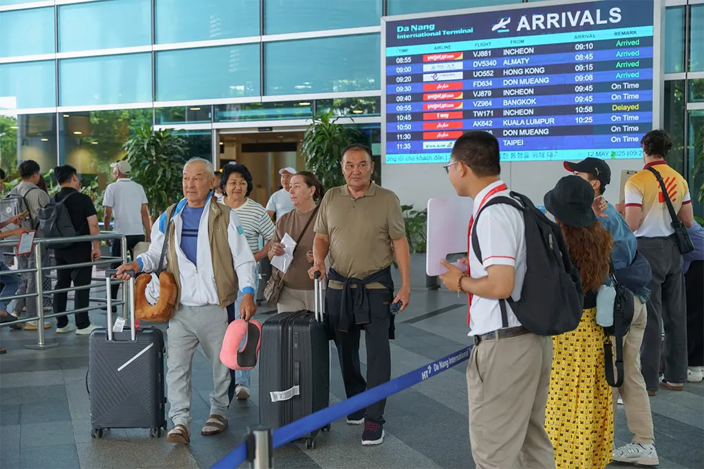 Khách Nga xuống sân bay Đà Nẵng 