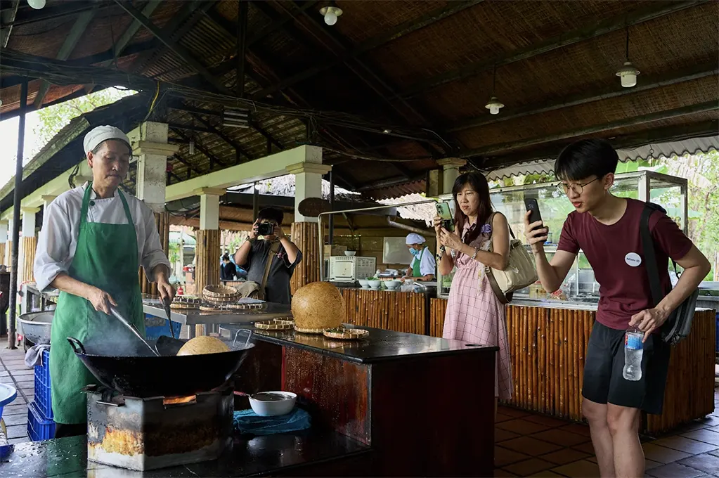 Du khách mua đặc sản miền Tây như kẹo dừa, bánh truyền thống sau hành trình tham quan miệt vườn