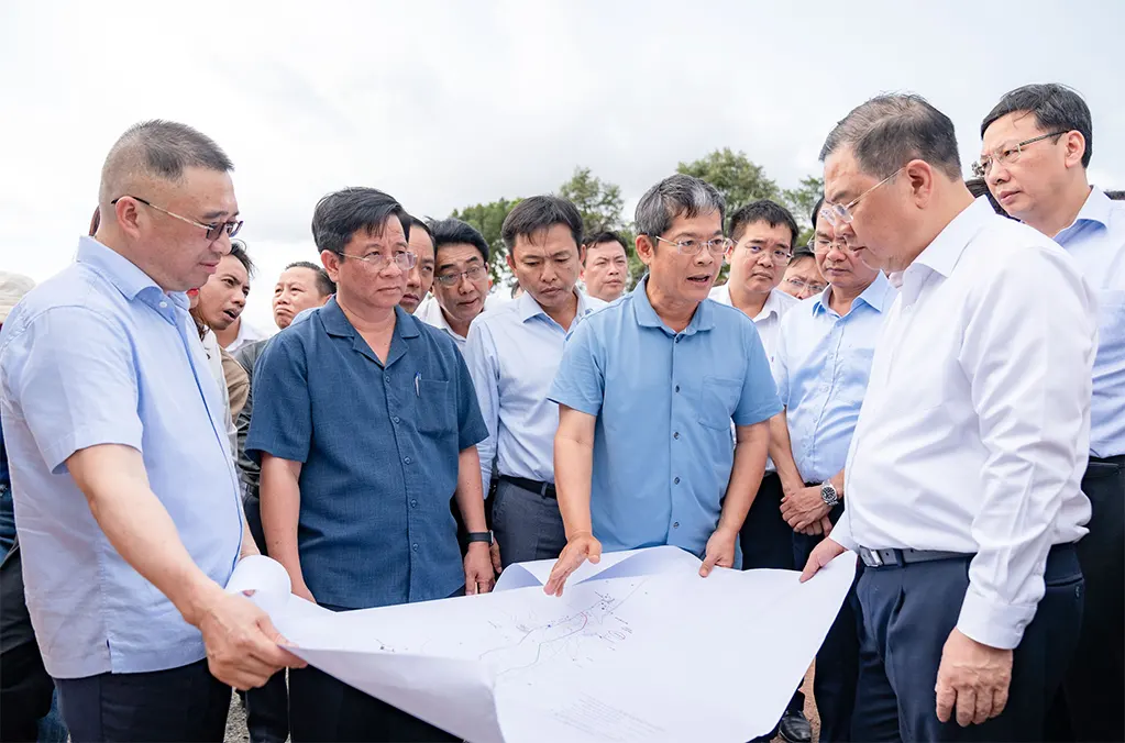 Phó thủ tướng thường trực Phạm Gia Túc (bìa phải) cùng lãnh đạo UBND tỉnh An Giang vừa qua đã đi kiểm tra, đôn đốc, đẩy nhanh tiến độ thi công dự án đón APEC 2027 ở Phú Quốc