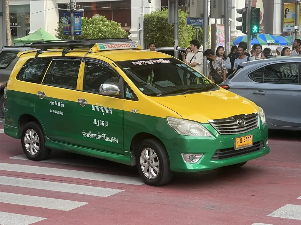 Taxi Thái Lan được sơn hai màu xanh - vàng