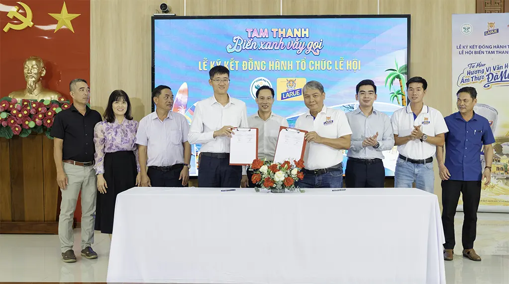 Các đơn vị ký kết đồng hành cùng Lễ hội biển Tam Thanh năm 2026 - Ảnh: HIỀN LÊ