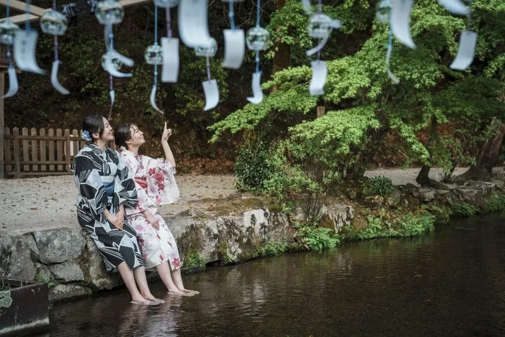 Du khách mặc trang phục truyền thống tại Kyoto, Nhật Bản
