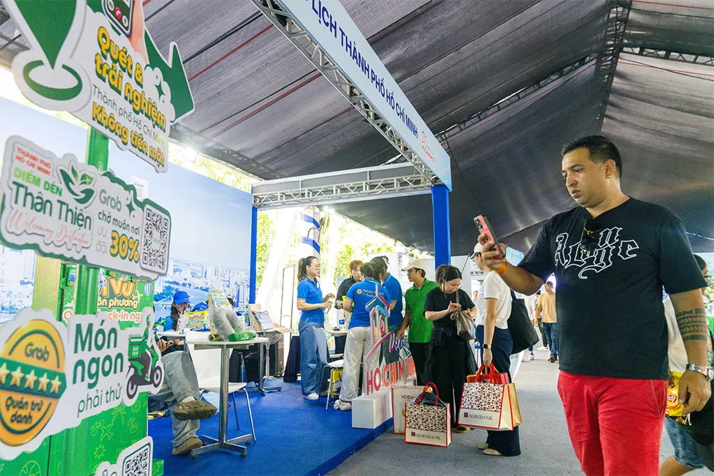 Du khách săn tour hè, trải nghiệm du lịch số tại Lễ hội Tài chính số 2026