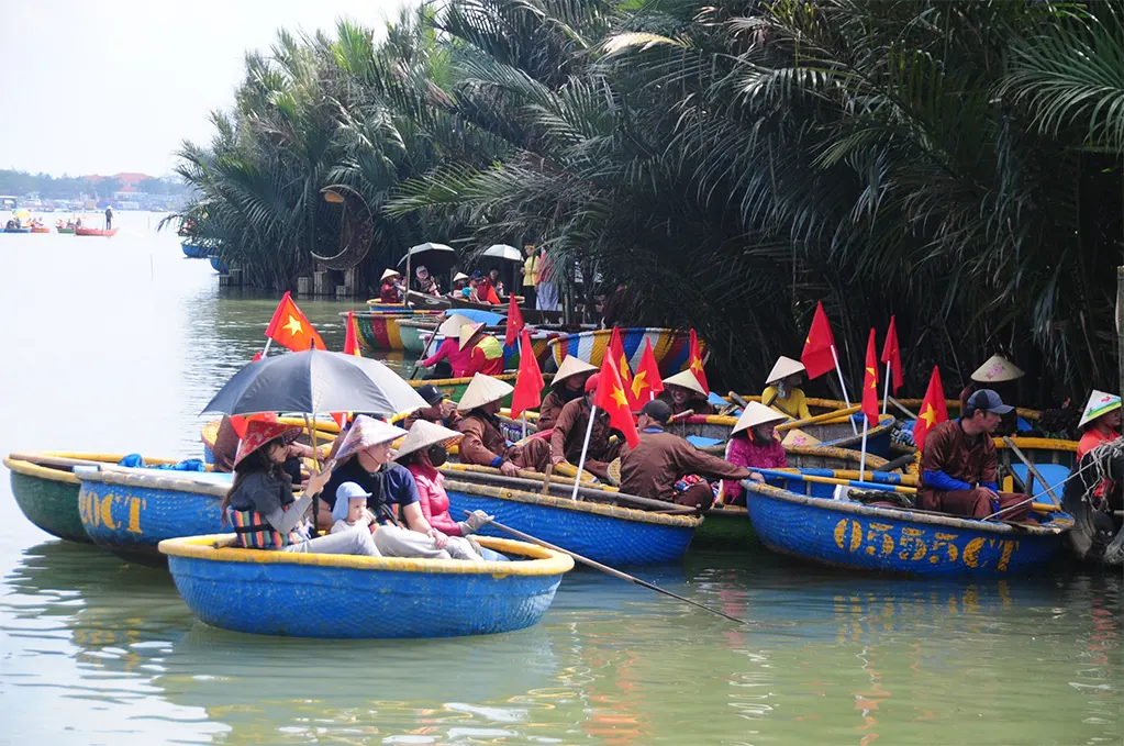 Du khách tham gia tour thuyền thúng ở rừng dừa Cẩm Thanh - Ảnh: B.D.