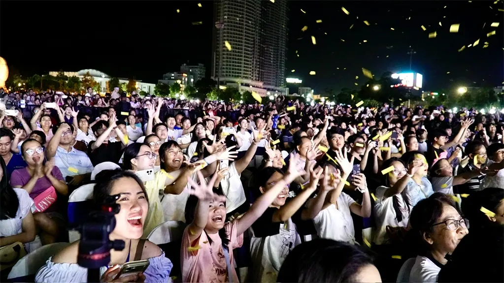 Hàng ngàn du khách tìm đến với đêm khai mạc Lễ hội Du lịch hè Gia Lai 2026 tại quảng trường Nguyễn Tất Thành, phường Quy Nhơn - Ảnh: T.L.