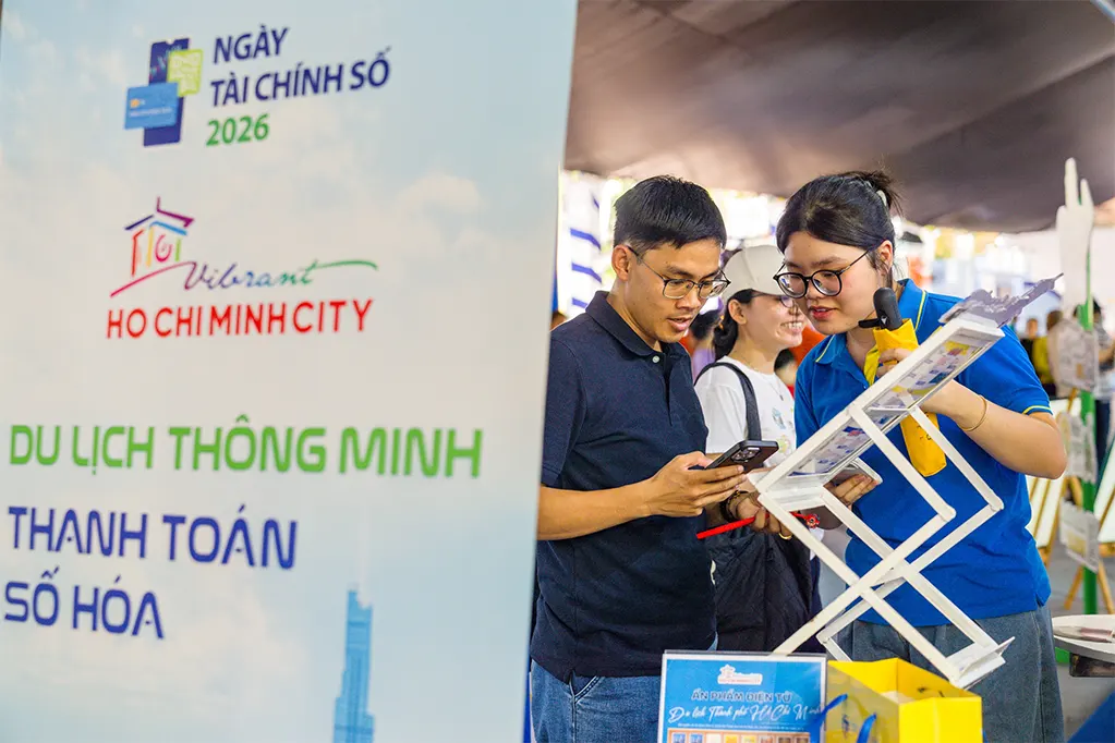 Trải nghiệm thanh toán số và săn tour hè thu hút đông đảo khách tại sự kiện - Ảnh: VĂN TRUNG