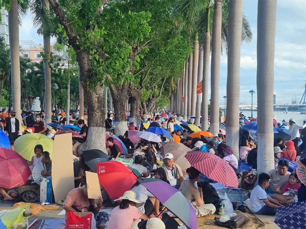 Du khách trong và ngoài nước đến Đà Nẵng đông đúc trong mùa lễ hội pháo hoa - Ảnh: TRƯỜNG TRUNG