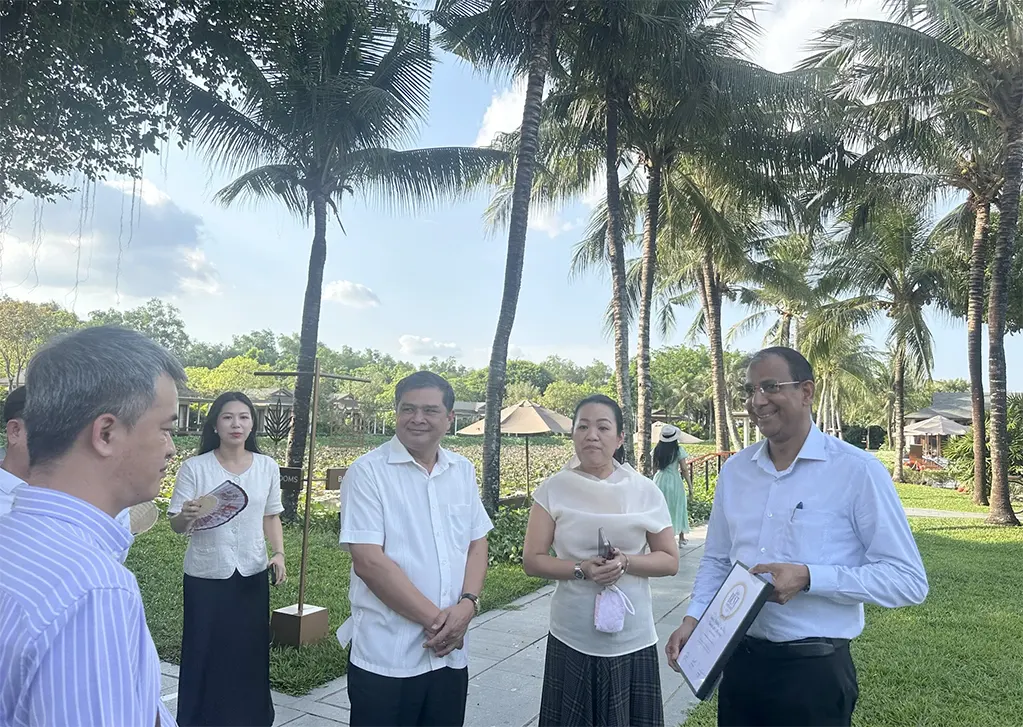 Ông Nguyễn Văn Bảy (giữa) trao đổi thông tin tại Legacy Mekong