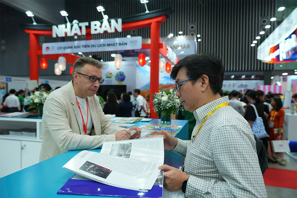 Du lịch MICE của Việt Nam đang hấp dẫn nhiều nước. Trong ảnh: Khách tham quan tham khảo thông tin từ gian hàng quốc tế - Ảnh: THẾ KIỆT