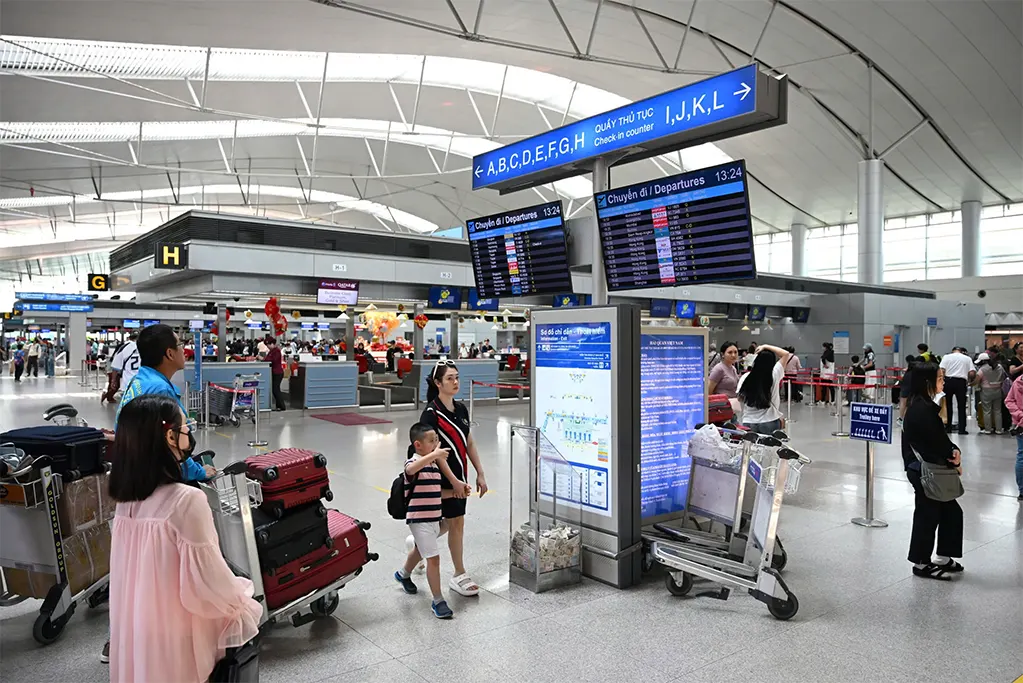 Hành khách đang xem lịch bay tại ga quốc tế sân bay Tân Sơn Nhất