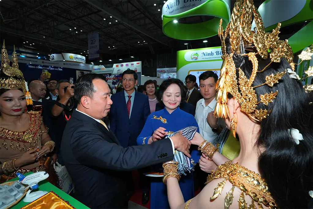 Phó thủ tướng Chính phủ Phạm Thị Thanh Trà cùng các đại biểu tham quan gian hàng sáng 27-8