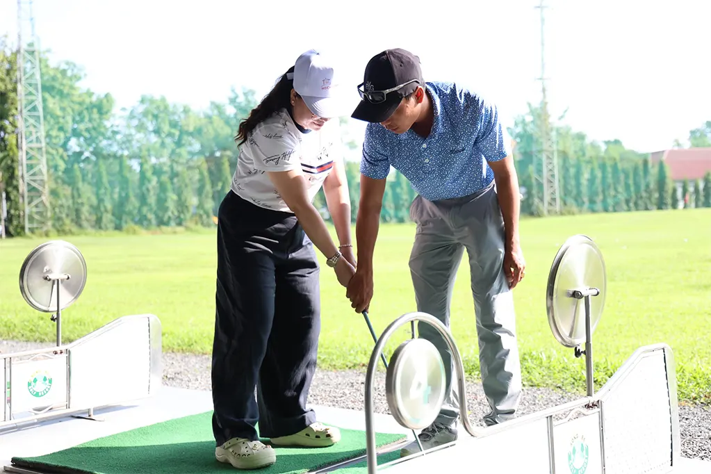Du khách trải nghiệm đánh golf tại sân golf Sông Bé, TP.HCM - Ảnh: TRƯƠNG LINH