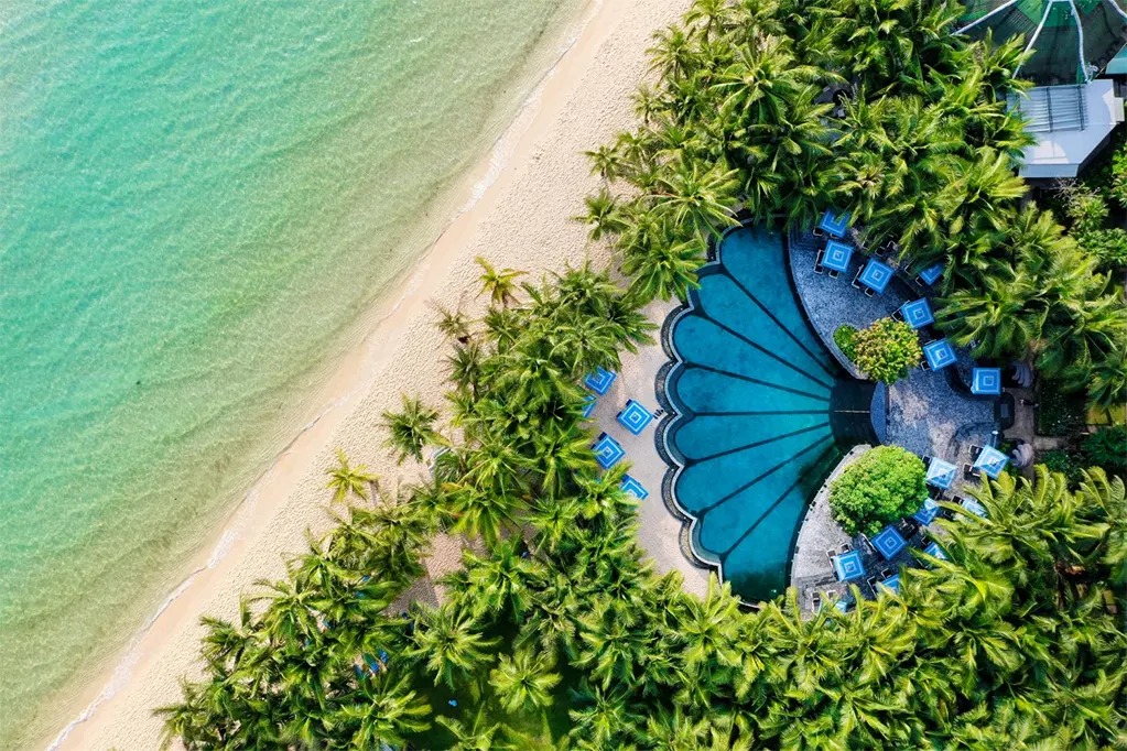 JW Marriott Phu Quoc Emerald Bay Resort - dấu ấn hợp tác đầu tiên giữa Marriott International và Sun Group, là một trong những biểu tượng nghỉ dưỡng chuẩn quốc tế tại Việt Nam