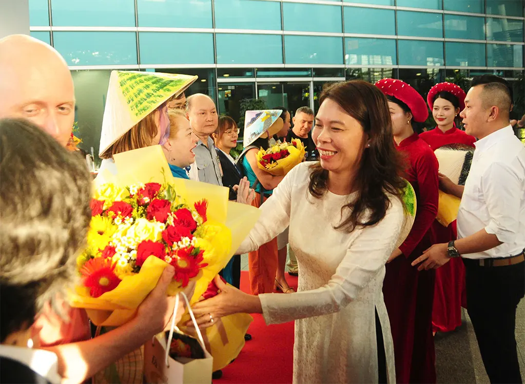 Khách Nga được chào đón tới tham quan TP Đà Nẵng trên chuyến bay thẳng đầu tiên từ Matxcơva - Ảnh: BÁ DŨNG