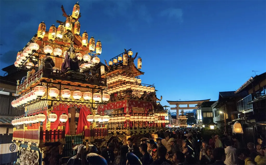 Lễ hội Mùa thu Takayama thanh lịch diễn ra trong hai ngày vào tháng 9 và 10 thu hút hàng nghìn khách du lịch