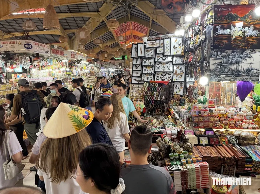 Tấp nập khách du lịch tham quan, mua sắm tại chợ Bến Thành (TP.HCM) sáng 4.10